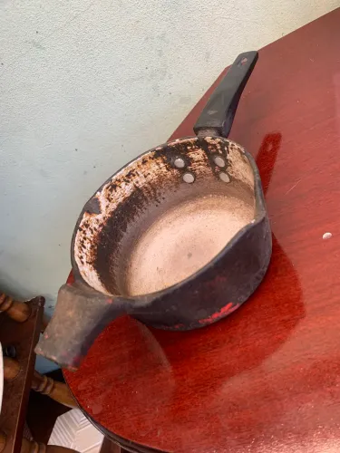 Panelinha pequena antiga de ferro 