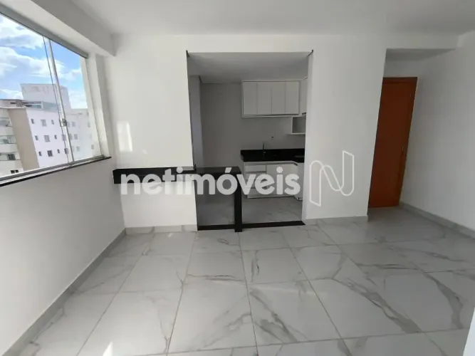 Apartamento de 02 quartos com elevador no Santa Mônica!!!