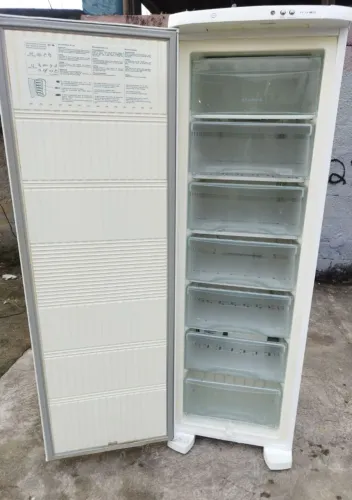 Freezer vertical Eletrolux fe26 completo com controle de temperatura