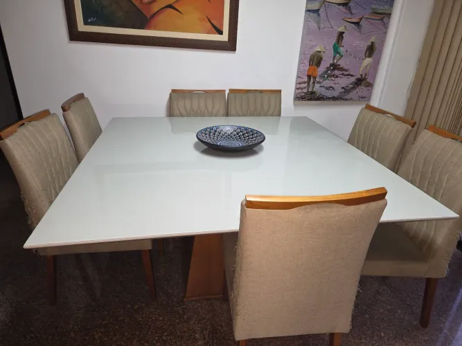 Vendo mesa de jantar, 8 lugares com 8 cadeiras