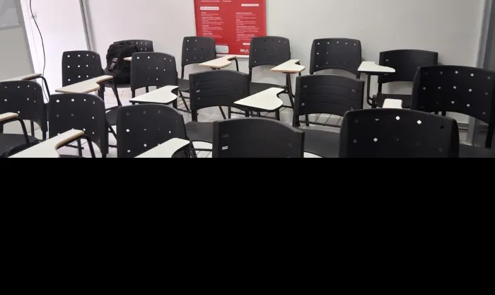 Cadeiras Universitárias. Vendo 15 cadeiras Universitárias com prancheta na cor preta.