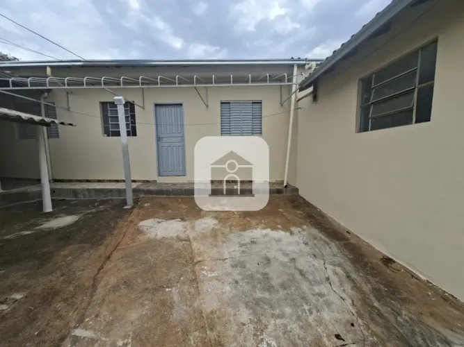 Casa para locação no bairro Daniel Fonseca