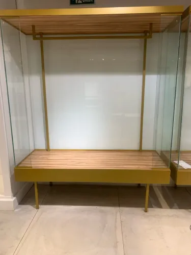Arara de metálica com vidros