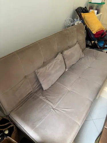 Sofá-cama em ótimo estado de conservação.