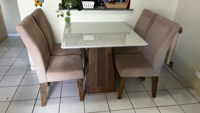 Conjunto mesa e 4 cadeiras