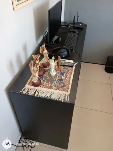 Mesa de madeira com revestimento preto, adaptada computador e atividades de escritorio