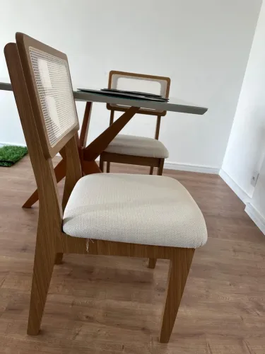 Mesa de jantar e cadeiras