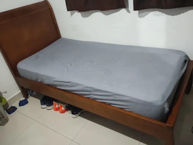 Vendo duas camas de madeira maciça com colchões no valor de 400,00 cada uma.