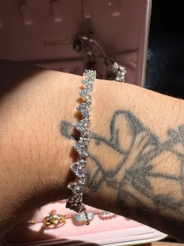 Pulseira cravejada corações Pandora