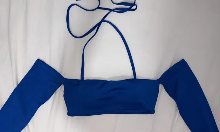 Top/cropped azul manga comprida com bojo