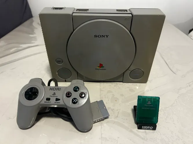 PLAYSTATION 1 FAT + 1 CONTROLE PARALELO + 1 MEMORY CARD