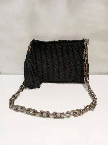 Bolsa de ombro preta de crochê