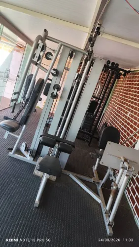 Vendo estação de musculação semi nova .ZAP *