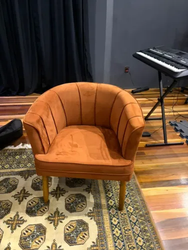 Poltrona premium nova lacrada em veludo terracota com preço imperdível!