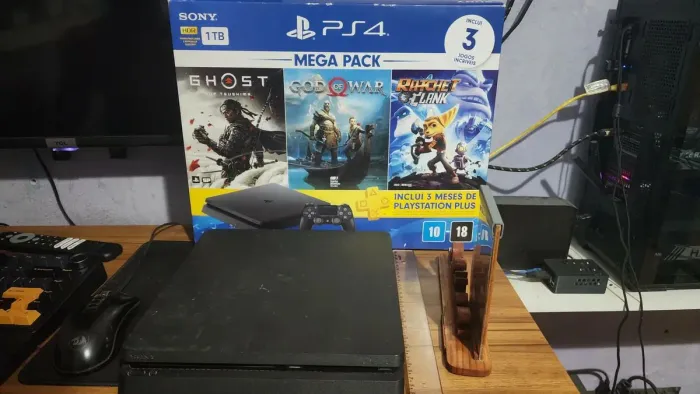Troco PS4 SLIM 1TB(Versão desbloqueavel 13.52) por PS4 PRO