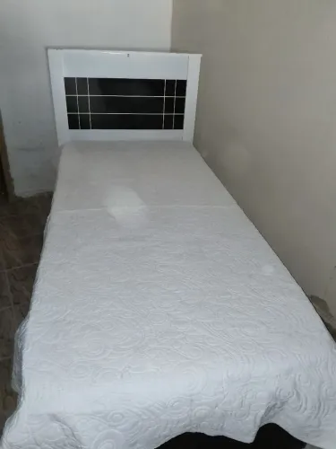 Cama de Solteiro branca e preta