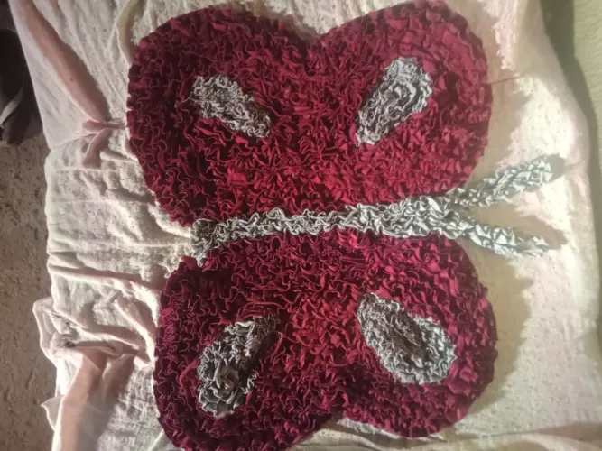 Tapete feito a mão <br>Tapetes Artesanais Decorativos (Borboleta e Flor) - Feitos à ta p