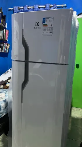 Geladeira Eletrolux 260L