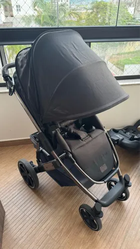 Carrinho de bebê e Bebê conforto 