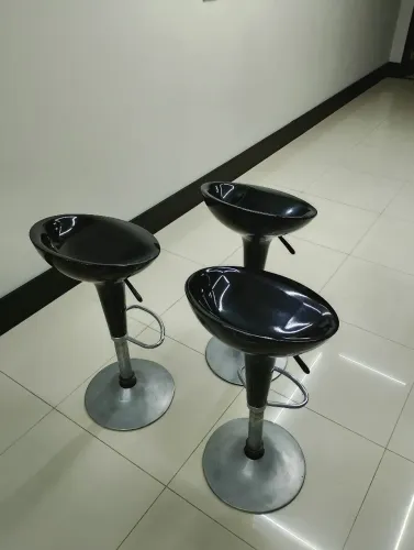 500 reais as três, banqueta giratória alta, estilo tulipa, regulagem de altura. 0,90 alt.