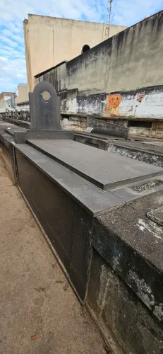 Jazigo todo em granito preto no Caju