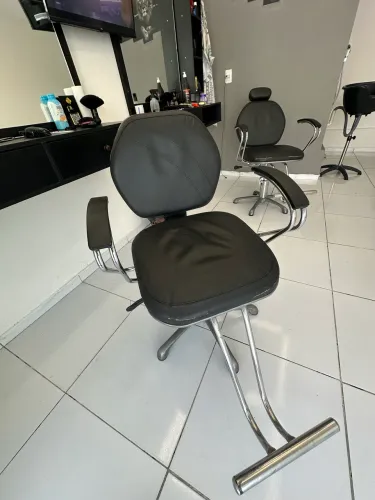 VENDO DUAS CADEIRAS DE BARBEIRO, 1.500 AS DUAS! EM BOA CONDIÇÕES!