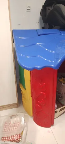 Casa de plástico ideal para escola ou parques 
