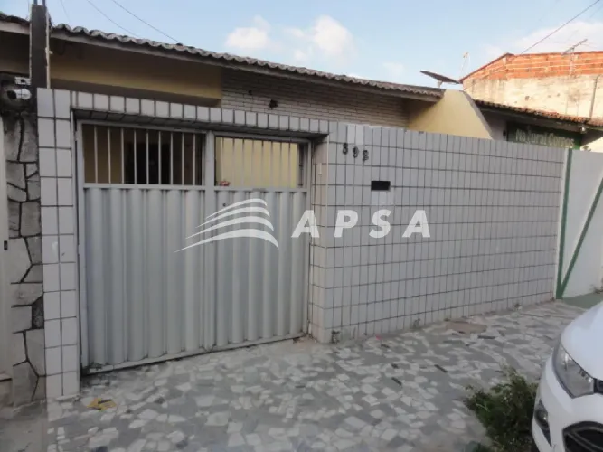 CASA PLANA COM 03 QUARTOS SENDO 01 SUITE, GARAGEM, COZINHA, QUIANTA E DEPENDENCIA . PROX.