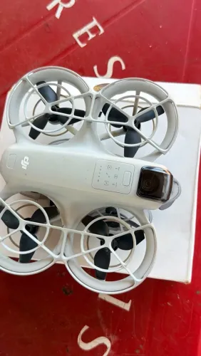 mini drone DJI Neo, um modelo ultraleve com câmera 4K e protetores de hélice integrados.