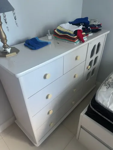 Cômoda infantil com 5 gavetas e prateleira