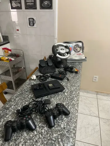 PlayStation 2 + 2 controles dual shock + volante,pedal e jogos.