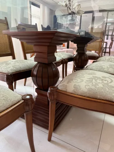 Mesa de jantar de madeira com buffet