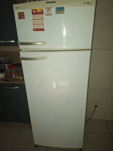 Vendo geladeira funcionando perfeitamente,500 reais 