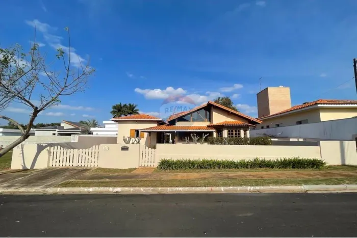 Imóvel com Estilo Casa de Campo- Condomínio Alto Padrão em Tatuí