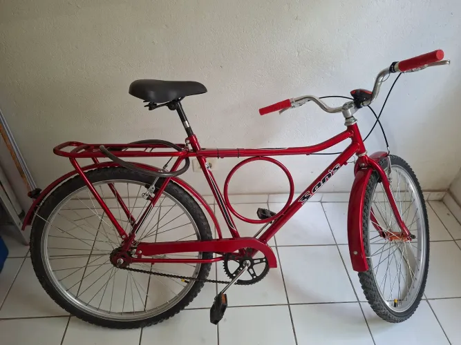 Bicicleta, com farol dianteiro, luz traseira, buzina e cadeado.