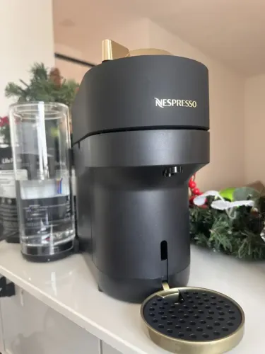 Cafeteira Nespresso Vertuo Pop+ Preta E Dourada
