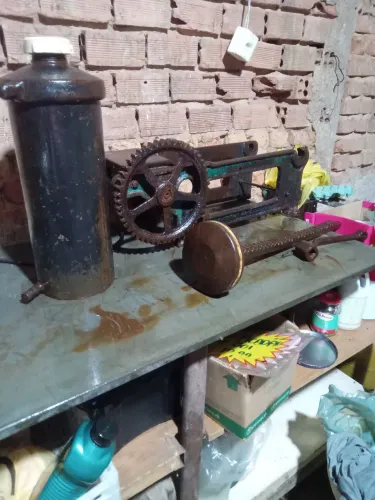 Vendo máquina de moer kafe e um canhão de linguiça
