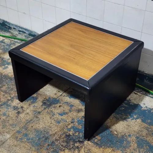 Mesa Baixa de Madeira 61cm x 61cm x 41cm Usada