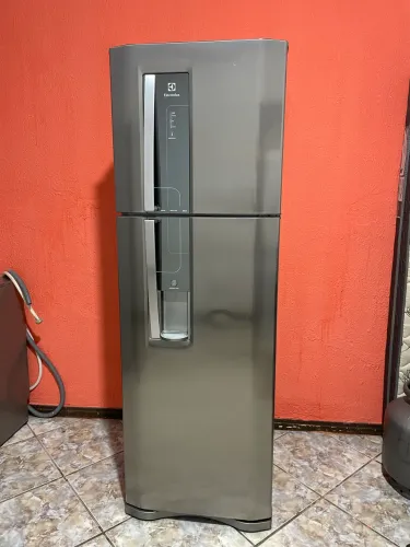 Geladeira Electrolux inox Frost Free com painel digital