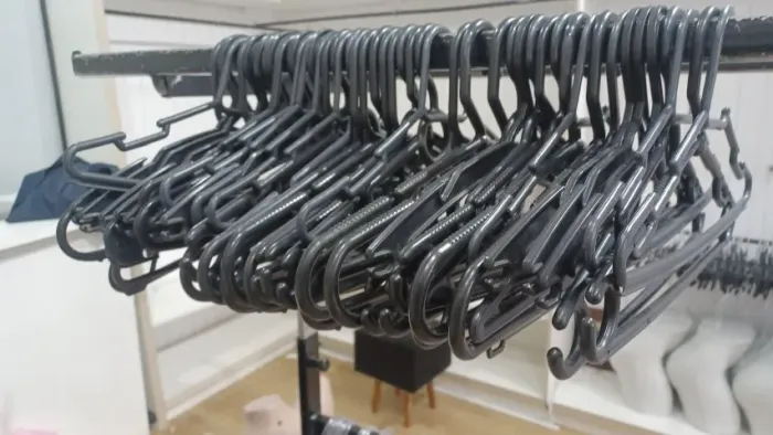 Cabides simples, para blusas e superiores, valor unitário.