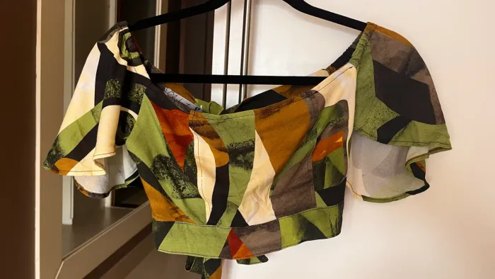 Top cropped estampado com amarração nas costas