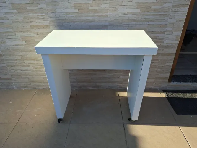 Mesa branca retangular com rodinhas