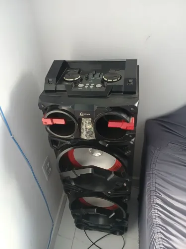 Caixa de som potente! Com 2 microfones sem fio