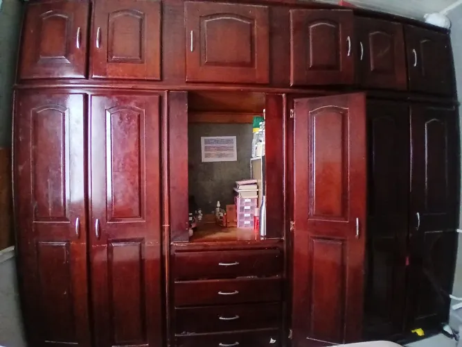 Guarda roupa de madeira