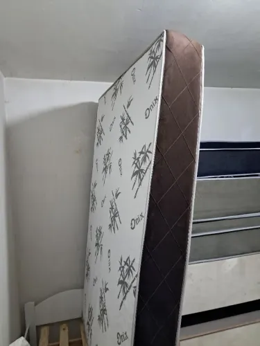COLCHÃO DE CASAL EM MOLAS, LEIAM: