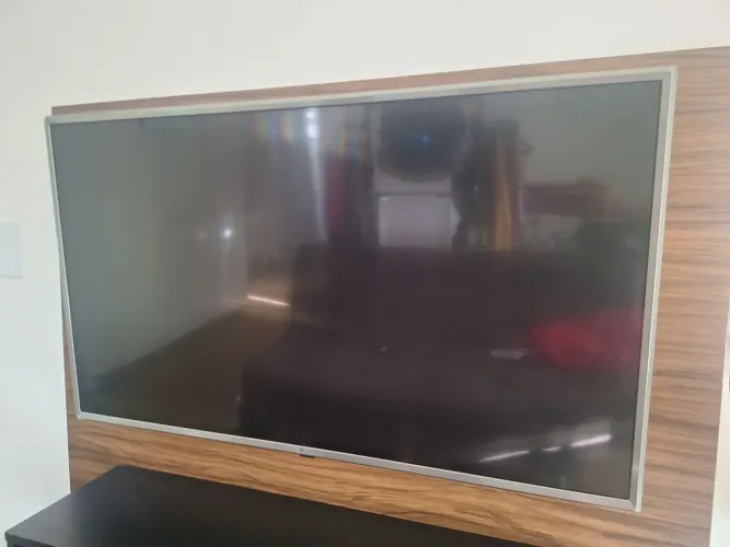 Smart TV LG 43" 4K - Para Peças (Vazamento no Display)