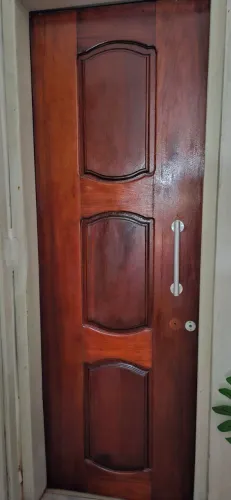 Porta de madeira de lei, medindo 2,10×70,valor 500,00