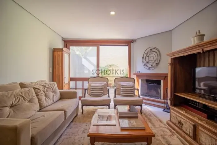 IMOBILIÁRIA SCHOTKIS VENDE EXCELENTE CASA DE 3 DORMITÓRIOS, EM PLENA RUA VICENTE FAILACE, 