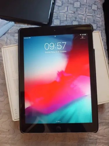 iPAD AIR, na caixa e com acessórios