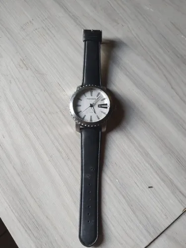Relógio bom, usável e oferece design elegante.